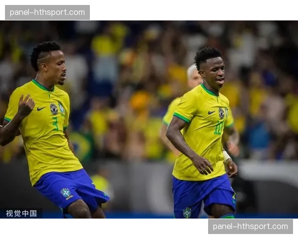 特写：维尼修斯在训练中加练任意球，目标丰富武器库