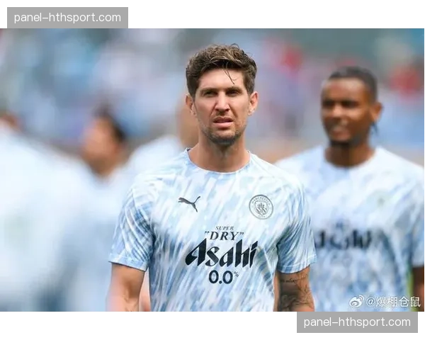 尤文、米兰和国米均对曼城后卫斯通斯感兴趣，已与经纪人展开谈判